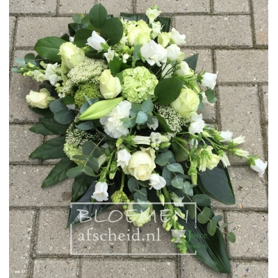 Rouwarrangement in druppelvorm van diverse witte en groene bloemsoorten